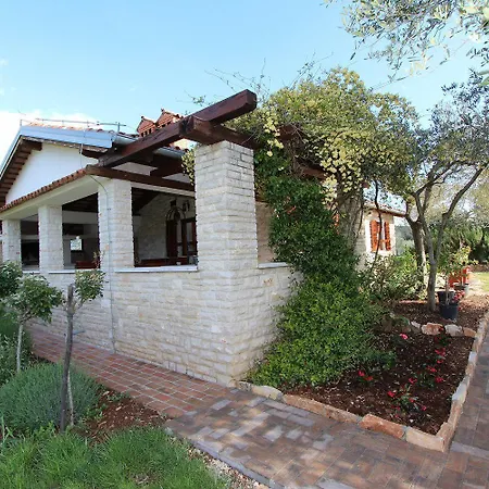 Charmantes Steinhaus Zur Alleinnutzung Mit Liegewiese, Grillbereich, Waschmaschine * Ρόβινι