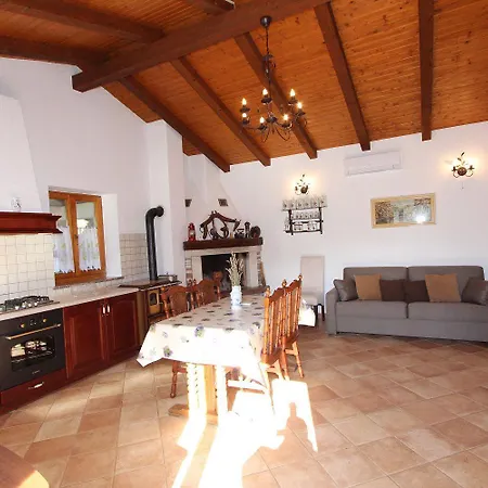 Holiday home Charmantes Steinhaus Zur Alleinnutzung Mit Liegewiese, Grillbereich, Waschmaschine